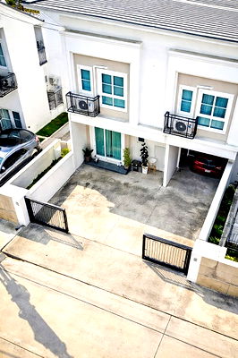 เช่าทาวน์โฮม ถนนรังสิต-นครนายก : ลาดสวาย.ฟิวเจอร์พาร์ค รังสิต ม.ธรรมศาสตร์ ศูนย์รังสิต 3 กม.ทาวน์โฮมหลังมุมให้เช่า 3 นอน 2 น้ำ 28 ตร.ว เครื่องใช้ไฟฟ้าครบ 7-Eleven 350 ม.