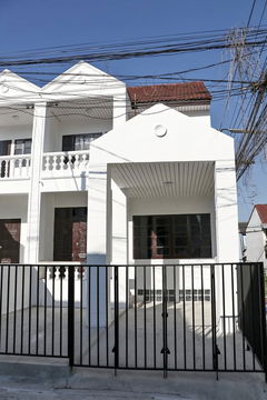 R2898 2-storey townhouse for rent on Chaloem Phrakiat Rama 9 Road, Soi 17 (available now), near Paradise Park.