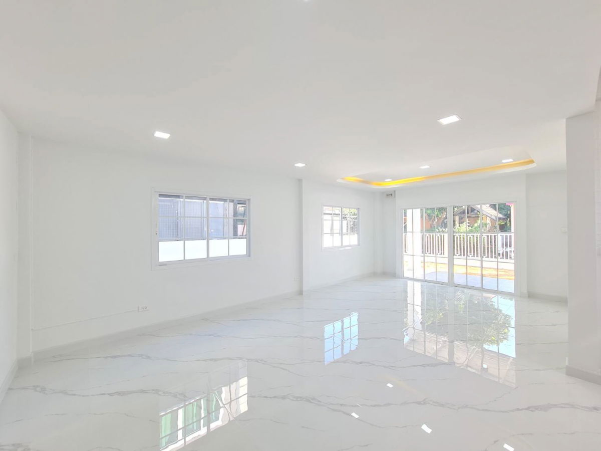 รูป ใกล้ BTS คูคต & ทางด่วน! เดินทางเข้าเมืองสบาย ที่สิรารมย์ ลำลูกกาคลอง 4 สวรรค์ของกิน! ใกล้ตลาดลาดสวาย-ตลาดเอซี และ Big C บ้านรีโนเวทใหม่พร้อมอยู่ - รูปที่ 16/26