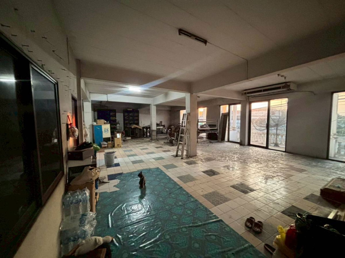 รูป ขายอาคารพาณิชย์ 4 คูหา 3 ชั้น ครึ่ง 7 ห้องนอน 7 ห้องน้ำ ขนาดที่ดิน 90 ตร.ว. ติดถนนใหญ่เหมาะทำธุรกิจ อยู่อาศัย - รูปที่ 12/20