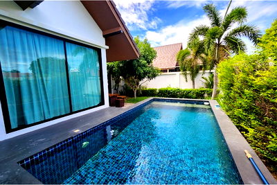 Houses for sale Chonburi : [920611001-393] Pool Villa: Income & Tenant, Prime Location!