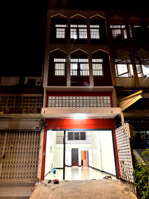 เช่าอาคารพาณิชย์ ถนนรามอินทรา : 🏢 ให้เช่าอาคารพาณิชย์ 3 ชั้นครึ่ง ซอยเสรีไทย 48 — พร้อมอยู่ ตกแต่งสวย ราคาพิเศษ!