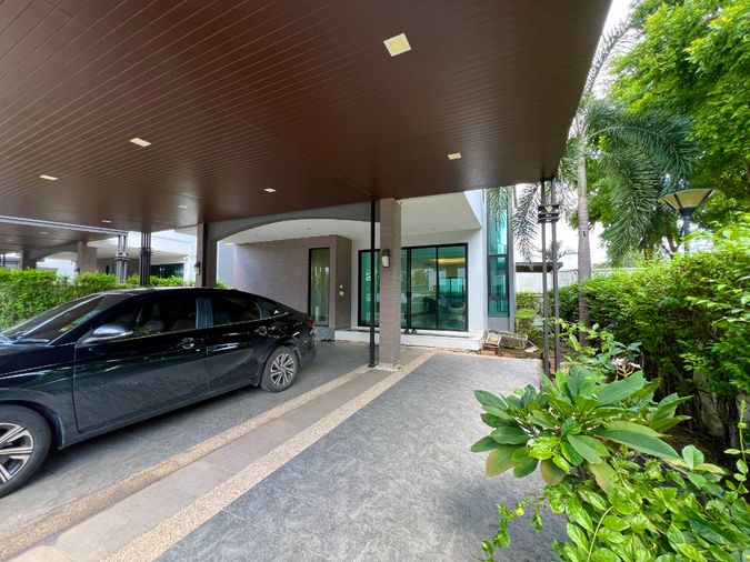 5-bed house for sale, 330 sqm, 69.8 sq wah, Supalai Essence Ladprao