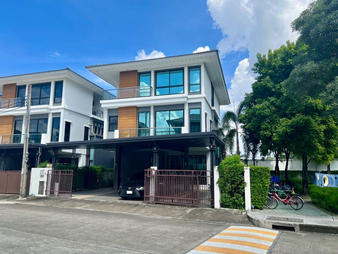 5-bed house for sale, 330 sqm, 69.8 sq wah, Supalai Essence Ladprao