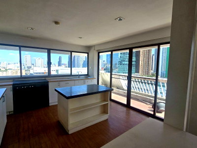Condos for sale Sukumvit 15 : LTH14086OP – Condominium 180 Sq.M (Under market price) 2 Beds for Sale close to International School in Sukhumvit 15 | คอนโดมิเนียม 2 ห้องนอน ขาย สุขุมวิท 15 ใกล้โรงเรียนนานาชาติ