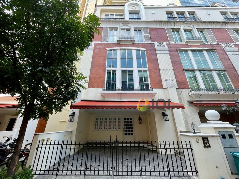 ขายโฮมออฟฟิศ : ขายบ้านรีโนเวทใหม่ ใจกลางทองหล่อ บ้านกลางกรุงทองหล่อ