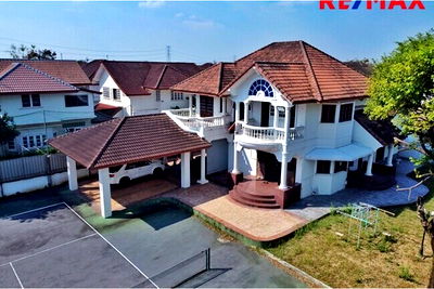 Houses for sale Bangkok : [920091039-310] "Charming Thai Oasis: Your Dream Home Awaits!"