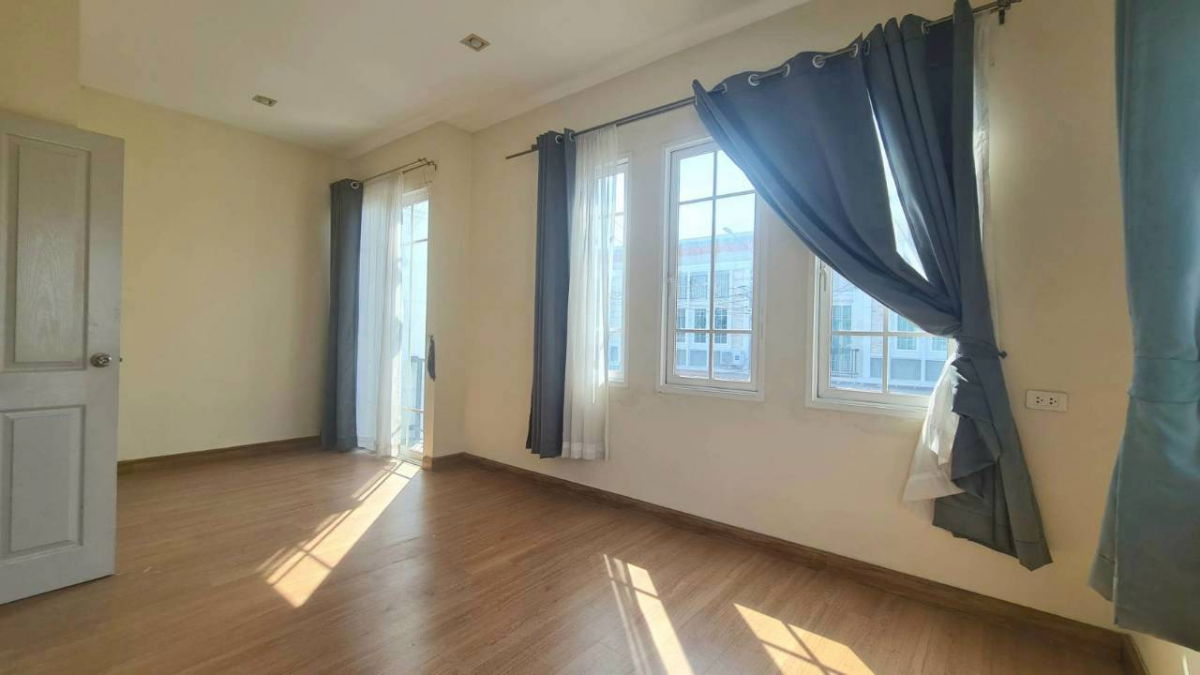 รูป โกลเด้นทาวน์ 2 ปิ่นเกล้า-จรัลสนิทวงศ์ ทาวน์เฮ้าส์ หลังมุม 29.4 ตรว พื้นที่สนามด้านข้างกว้างมาก - รูปที่ 14/15