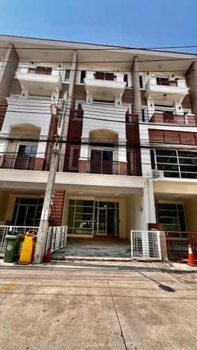 ขายทาวน์โฮม 4 ห้องนอน 300 ตร.ม. 22 ตร.ว. พรีเมี่ยม เพลส เอกมัย - รามอินทรา