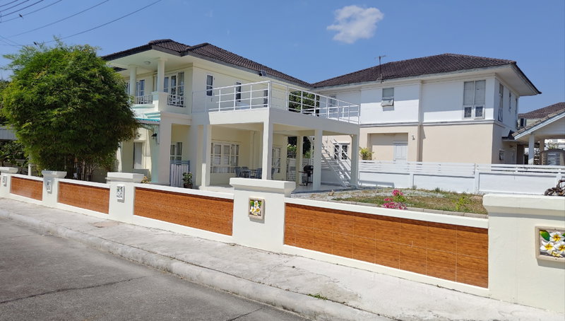 บ้านเดี่ยวให้เช่า : บ้านเดี่ยวให้เช่าบรรยากาศดีเหมาะกับการอยู่อาศัยและพักผ่อน พื้นที่.140ตรว. ใกล้ทะเล,7-11 มีดาดฟ้าและพื้นที่ปิ้งย่างบาร์บีคิว ถนนในหมู่บ้านกว้าง4เลน