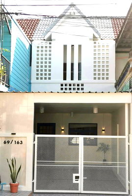 Townhouses for sale Lumlukka Road : ⭐Urgent Sale⭐ Townhouse in prime location, Sai Mai-Hathairat Road, Thanarom Village. Beautiful and fully furnished, ready to move in. 🏡🏡🏡