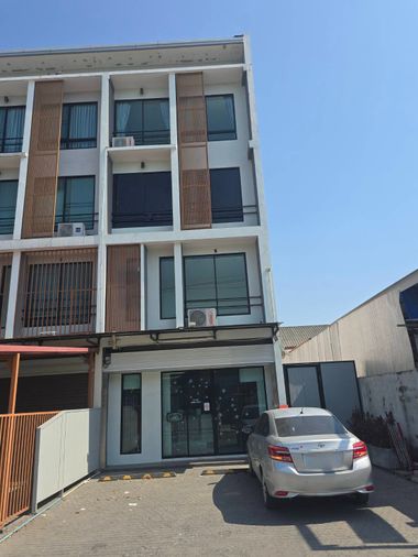 Rare corner unit ! Best deal ever !! Commercial Building 4 floor 34.8 Sq.wah​, in-building space 250 sq.m