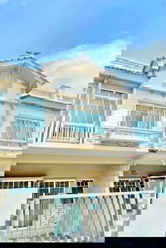 รพ.เปาโล สมุทรปราการ 1.8กม. ให้เช่าทาวน์เฮาส์ 2ชั้น 2นอน อินดี้ BTS ศรีนครินทร์ 1.5กม. 3น้ำ พร้อมเฟอร์ฯเครื่องใช้ไฟฟ้า เทพารักษ์ 20 ตร.ว.