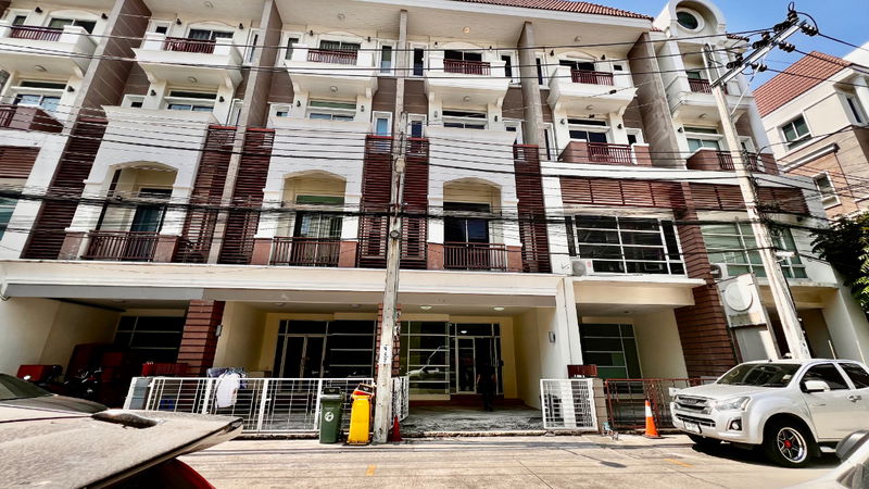 Townhouses for sale : For Sale: 4-Storey Townhome at Premium Place Ekamai–Ramintra | Prime Location | Ideal for Living, Home Office, or Investment