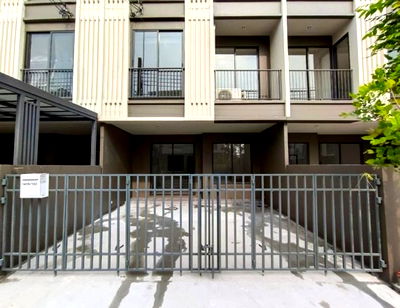 เช่าทาวน์โฮม ศรีนครินทร์ 52 : ให้เช่าทาวน์โฮม 3 ชั้น โครงการใหม่ เฌอคูน สุขุมวิท 77 ซอยศรีนครินทร์ 38 หรือ ซอยอ่อนนุช 46 MRT สถานีศรีนครินทร์ 38 ประมาณ 5 นาที เฟอร์นิเจอร์บางส่วน 