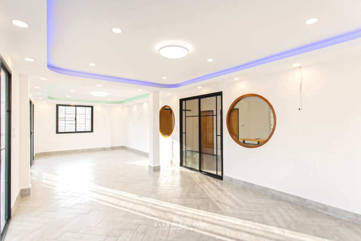 รูป บิ๊กไซส์ใจกลางเมือง! HOME OFFICE 4 ชั้น รีโนเวทใหม่ "ขาว-ดำ" สุดคูล 🕶️🏢 - รูปที่ 18/37