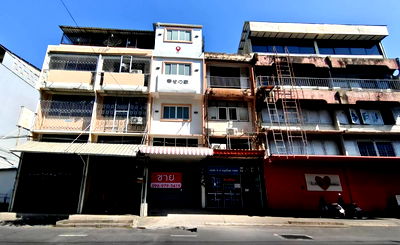 Shophouses for sale Bangkok : For sale: 4.5-story shophouse, 16 sq.wa., located on Charoen Krung Road, Soi Charoen Krung 107.