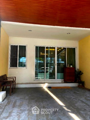 Townhouses for rent Bangkok : 3-BR Townhouse in Suan Luang (ID 2002042)