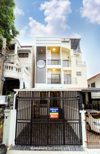 ⭐⭐ ทาวน์โฮม 3 ชั้น เสรีไทย 17 รีโนวทใหม่ยกหลัง สไตล์เก๋ๆ 🏚️🏠 โดดเด่นด้วยสีขาวสวยใสแจ่มๆ💥💥