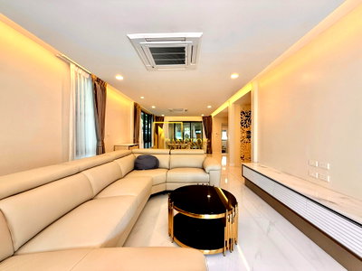 Houses for rent Watthana : Modern 4 Bedroom House in Compound For Rent in Thonglor - BR28272SH