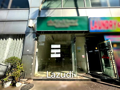 Retail spaces for rent ม.เทคโนโลยีราชมงคลพระนคร : 35 sqm Retail Unit in Trendy Office Building Khlong Toei Nuea Bangkok