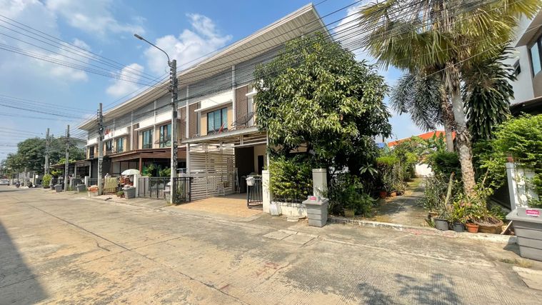 ให้เช่า   ทาวน์ เฮ้าส์ โมดิวิลล่า บางบัวทอง  หลังมุม 