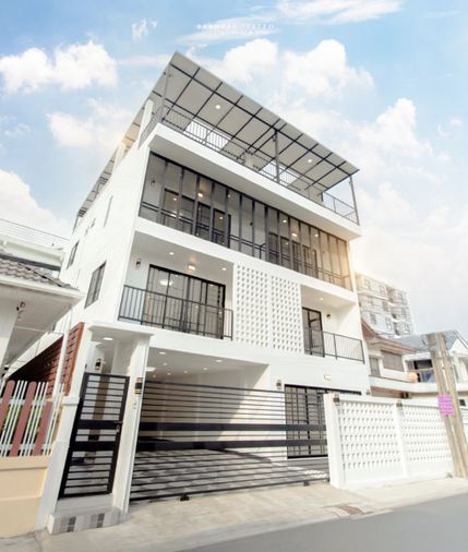 บิ๊กไซส์ใจกลางเมือง! HOME OFFICE 4 ชั้น รีโนเวทใหม่ "ขาว-ดำ" สุดคูล 🕶️🏢