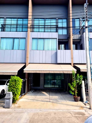 Townhouses for rent Bangkok : 🔥🏡 Urgent! Townhome for rent at Klang Muang Watcharapol Village. 📌 Great location, near the expressway, easy access.