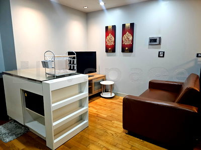 Condos for rent Robinson Bang Rak : ▚ LF210ツ For Rent: Quad Silom – 1 Bed 40 sqm. 🏙️🎨 Ultra Close to BTS Chong Nonsi, Large Unit with Balcony, Fully Furnished & Ready to Move in