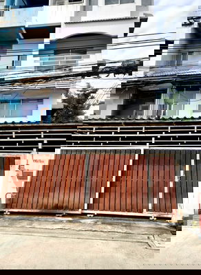 เช่าทาวน์โฮม กรุงเทพมหานคร : เช่าทาวน์โฮม 4 ชั้น 5 ห้องนอน หลังมุม ลาดพร้าว 18 