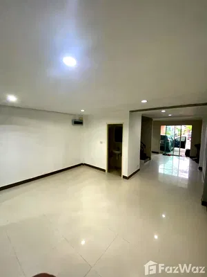 Townhouses for sale Bangkok : 4 Bedroom Townhouse for sale in Talat Bang Khen, Bangkok  5551757