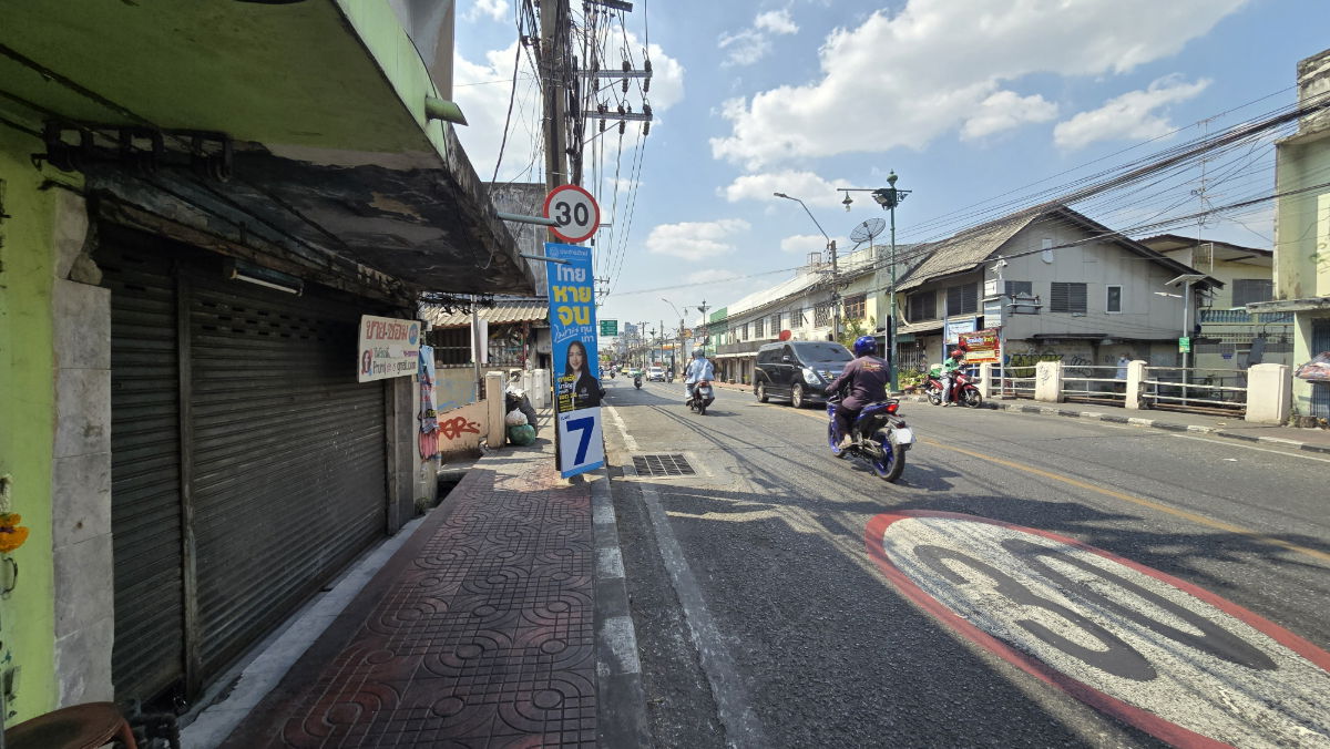 รูป ทำเลดีเยี่ยม! ราคาดีเวอร์! หายากโคตร! ขาย ตึกแถว 2 ชั้น 12 ตารางวา ติดถนน เทอดไท ห่างจากตลาดพลูเพียง 350 เมตร เหมาะทำคาเฟ่ ร้านอาหาร - รูปที่ 4/7