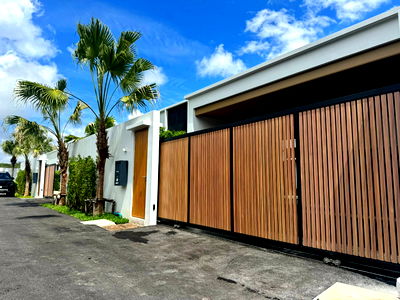 เช่าบ้านเดี่ยว ภูเก็ต : พูลวิลล่าส่วนตัวใหม่ ให้เช่า – Mouana Residence เกาะแก้ว 📍 ทำเล: เกาะแก้ว  ✅ พร้อมเข้าอยู่ 
