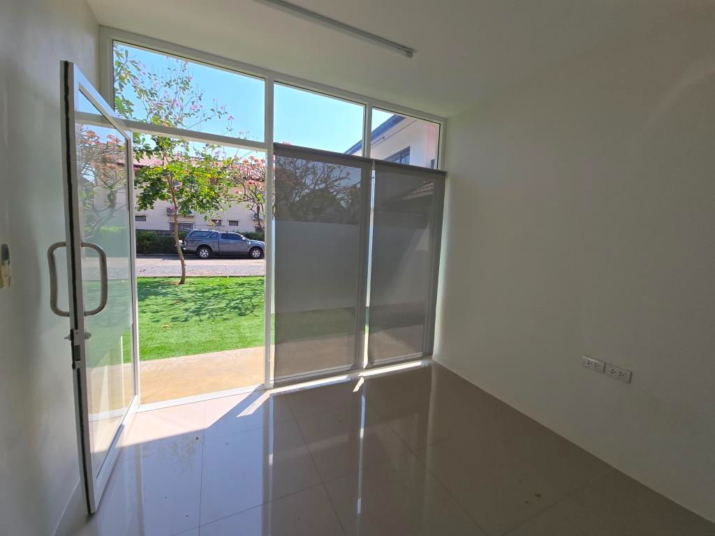 รูป บ้านเดี่ยว สำหรับออฟฟิส ที่ดินกว่า 200 ตรว. 4 ห้อง กว่า 300 ตรม. ประมาณ 1-2 กม. จาก BTS Major Ratchyothin - รูปที่ 83/102