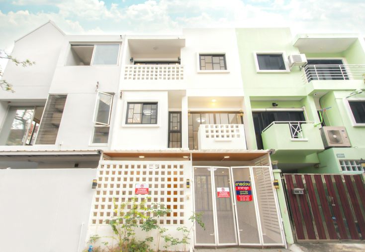 ขายด่วน!!!!!  🏊‍♀️--- น้ อ ง P O O L ---🏊‍♀️ 🏡 ท า ว น์ โ ฮ ม  3  ชั้ น 🏡 --- หมู่บ้าน ( Private Villa ) --- (  ซ อ ย  น ว มิ น ท ร์  1 3 5  )