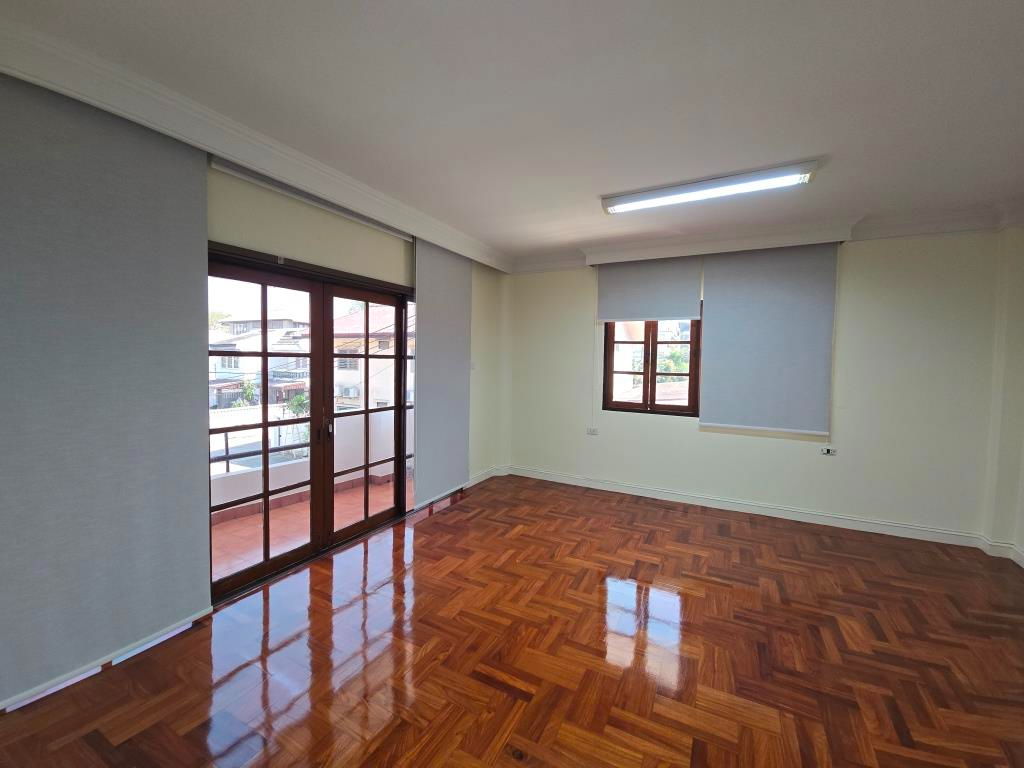 รูป บ้านเดี่ยว สำหรับออฟฟิส ที่ดินกว่า 200 ตรว. 4 ห้อง กว่า 300 ตรม. ประมาณ 1-2 กม. จาก BTS Major Ratchyothin - รูปที่ 66/102