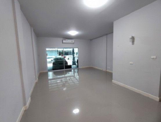 รูป ให้เช่าทาวน์โฮม 3 ชั้น โครงการ เดอะริช บิซโฮม สุขุมวิท 105 ซอยลาซาล ไม่มีเฟอร์นิเจอร์ / แอร์ 5 เครื่อง / เหมาะเป็นสำนักงาน จดบริษัทได้ - รูปที่ 7/10