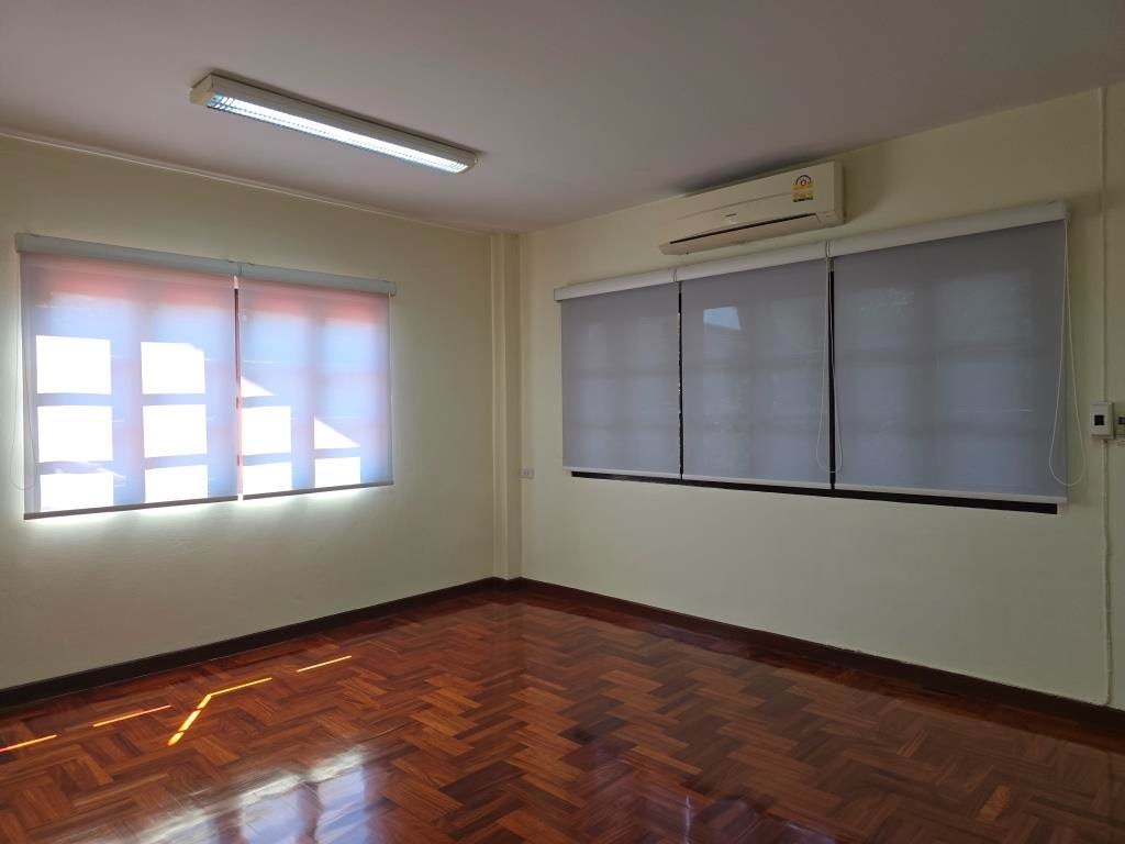 รูป บ้านเดี่ยว สำหรับออฟฟิส ที่ดินกว่า 200 ตรว. 4 ห้อง กว่า 300 ตรม. ประมาณ 1-2 กม. จาก BTS Major Ratchyothin - รูปที่ 72/102