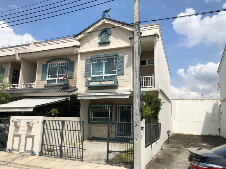 Townhouses for rent : 🏡 Townhome for Rent – Indy Bangna (Corner Unit) ✨ Fully furnished, vintage-style decoration throughout 💰 Rental price: Only 22,000 THB / month