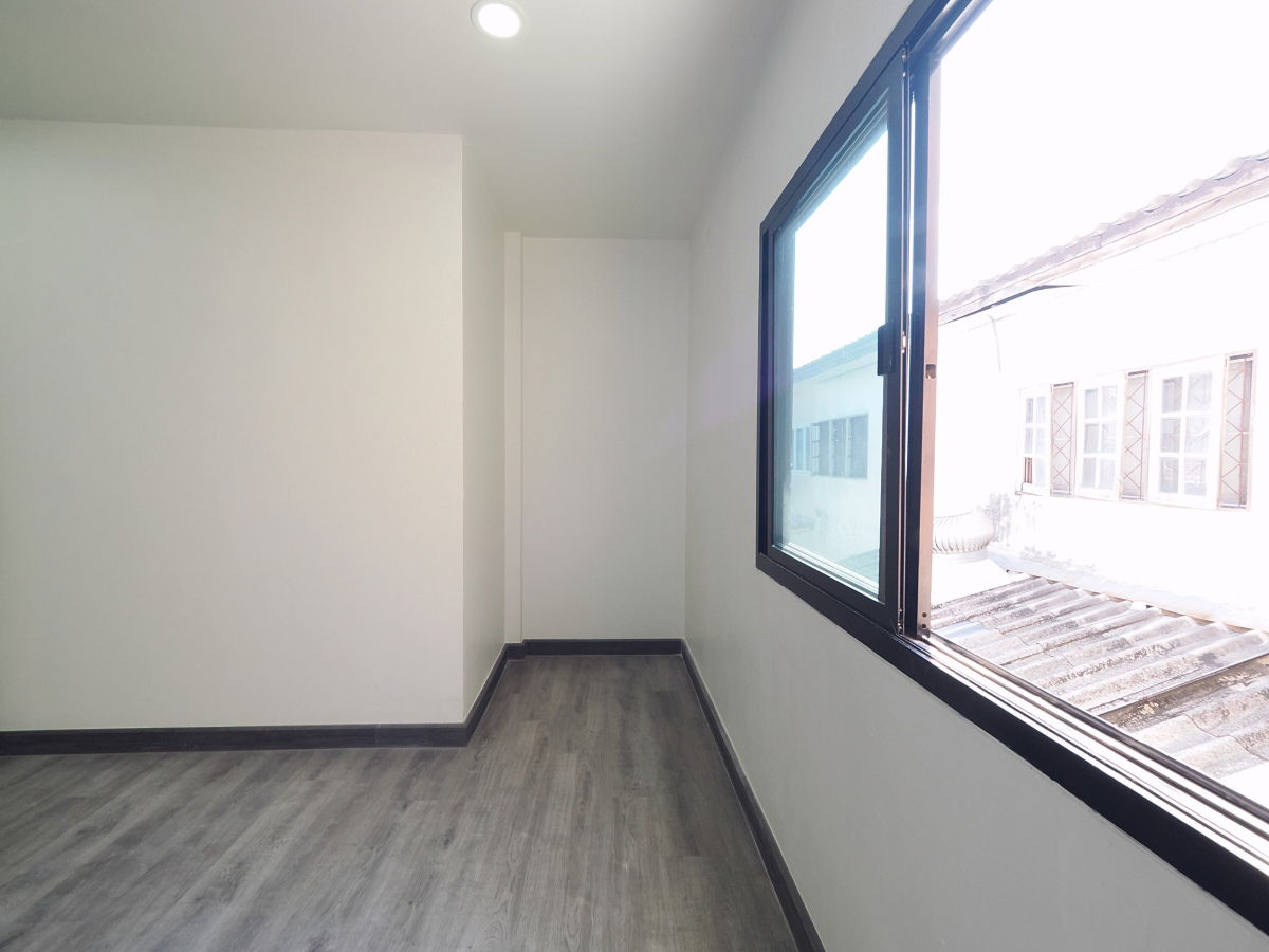 รูป 🔥 Clearance Sale ทาวน์เฮ้าส์หลังริม รีโนเวทใหม่ ม.พรร่มเย็นวิลล่า ลำลูกกา 11 – เสมาฟ้าคราม - รูปที่ 28/38