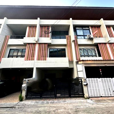 Townhouses for sale Nawamin 42 : FOR SALE  TOWNHOUSE PROPERTY  4565000 BAHT.