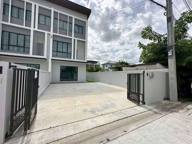 WS6633 🏡 ทาวน์โฮมใหม่ ให้เช่า | อยู่ + ทำธุรกิจในที่เดียว ใกล้ทางด่วนเอกมัย–รามอินทรา เพียง 45,000 บาท/เดือน 