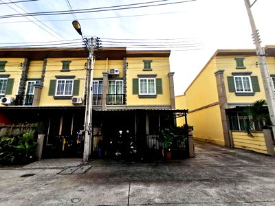 Townhouses for sale Sukumvit 32 : FOR SALE  TOWNHOUSE PROPERTY  2596000 BAHT.