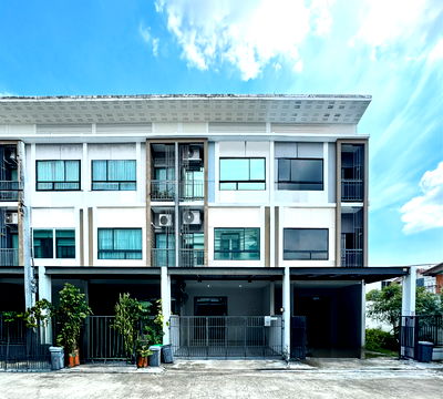 ขายทาวน์โฮม : CS130   🏡ทาวน์โฮม 3 ชั้น สไตล์ Modern Iconic ตอบโจทย์ทุกวัยในครอบครัวคุณ บ้านเทียบมือหนึ่ง ต่อเติมเต็มพื้นที่ เดินทางสะดวก ราคาคุ้มค่าในทำเลทอง