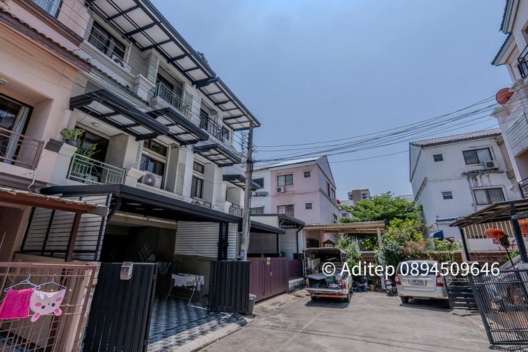 3-bed townhouse for sale, 21.9 sq wah, Baan Klang Muang Ratchada-Mengjai 1