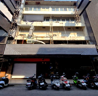 เช่าอาคารพาณิชย์ ถนนสาทรใต้ : อาคารพาณิชย์ ใจกลางสีลม เหมาะทำธุรกิจ ร้านอาหาร ผับ บาร์ สปา คาราโอเกะ ** NO CO-AGENT **