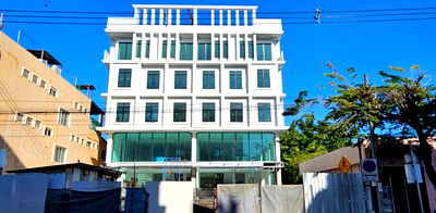 Shophouses for rent Bangkok : Urgent!!! 5-story building for rent, next to Lat Phrao Road 101, Intersection 42, prime location, convenient travel.