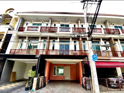Townhouses for rent ถนนวัชรพล : For Rent: Premium Place 8 Ekkamai–Ramintra Modern 3-Storey Townhome | Spacious Layout | Prime Expressway Location