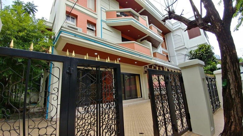 โฮมออฟฟิศให้เช่า : บ้านเเฝด 4 ชั้นเล่นระดับเหมาะสำหรับโฮมออฟฟิส มี 5 ห้องนอน 350 ตรม.10 นาทีเดินถึงสถานีรถไฟฟ้าอารีย์