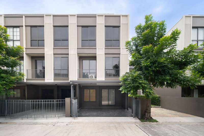 ขายทาวน์โฮม : ขายด่วน! บ้านสวยใหม่ สไตล์โมเดิร์น สุขุมวิท 77 📍 ตำแหน่งแปลงมุม ต้นโครงการ ใกล้ส่วนกลาง ฟรี built-in ทุกมุม! ในงบเพียง 7 ล้าน